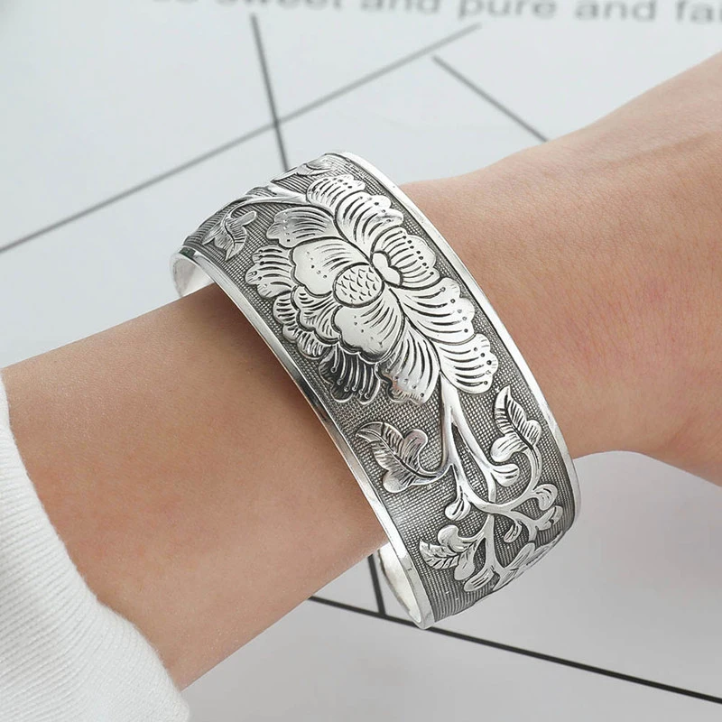 Flower blooming bracelet