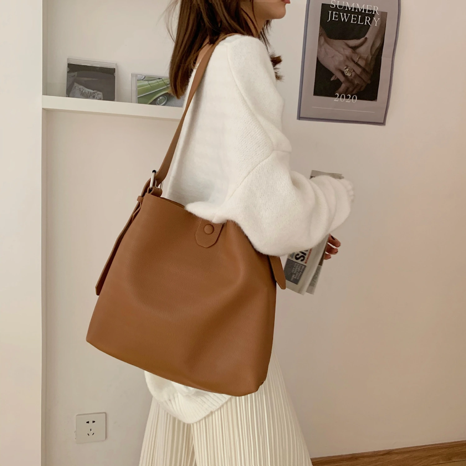 Retro Single Shoulder Messenger Bag With Large Capacity