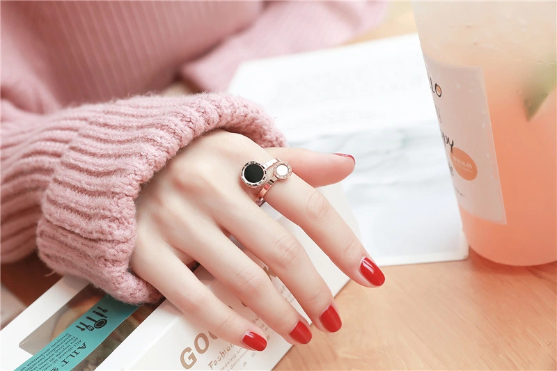 Size Black And White Shell Roman Female Ring Korean Version Of Titanium Steel Color Gold Plated Ring  