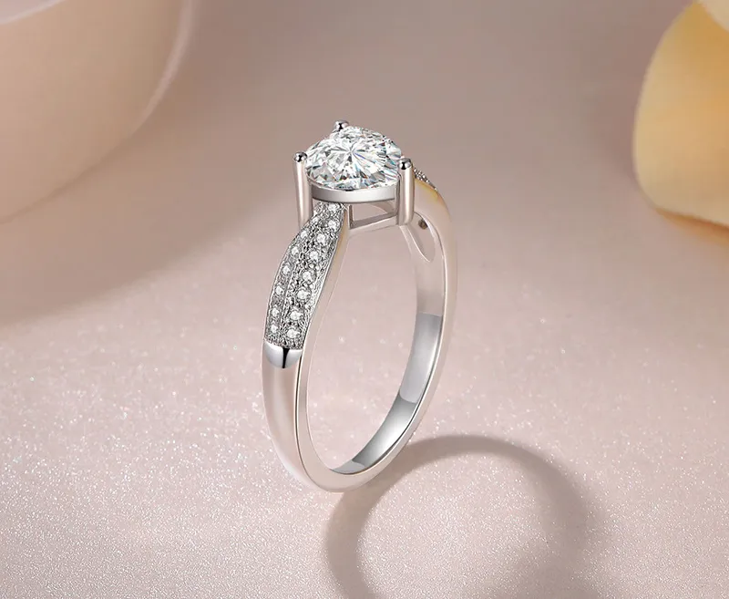 Heart-shaped ring simulation gem ring