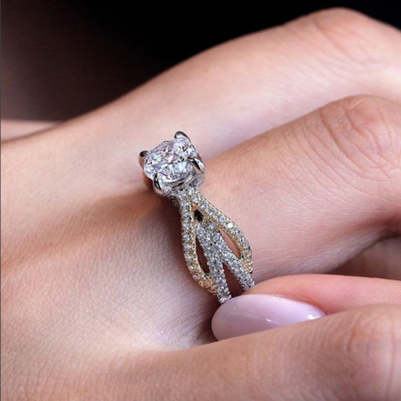 Exquisite and fashionable two-tone princess engagement ring