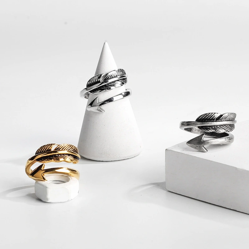 Engraved feather ring