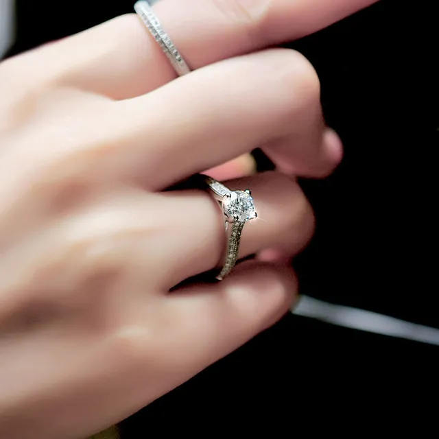 Copper inlaid zircon women's diamond ring