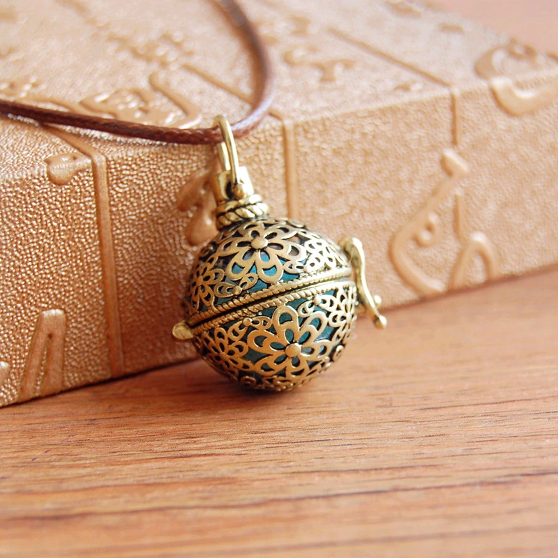 Vintage Art Hollow-out Flower Sachet Ball