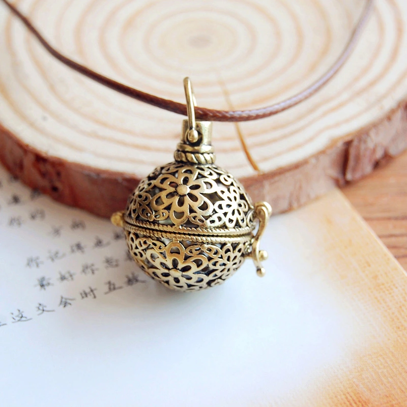 Vintage Art Hollow-out Flower Sachet Ball
