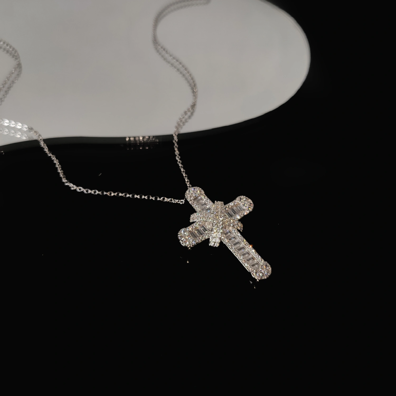 Temperament full diamond pendant