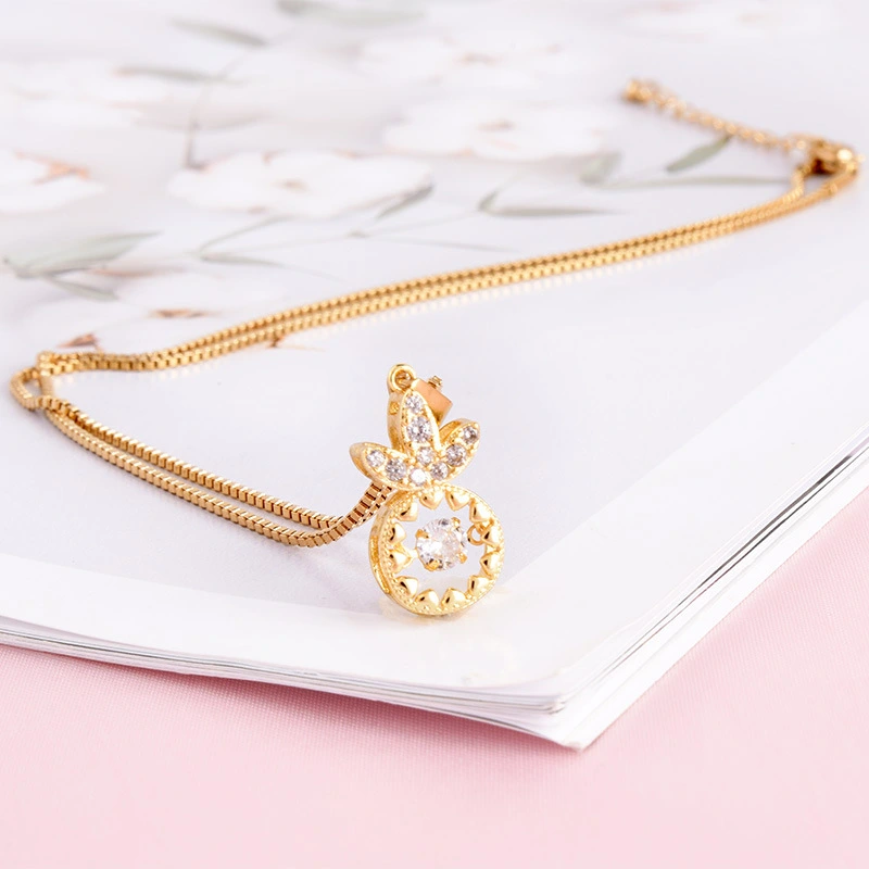 Smart crown pendant with pineapple diamond necklace