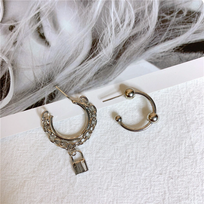 Asymmetrical port lock with temperament earrings