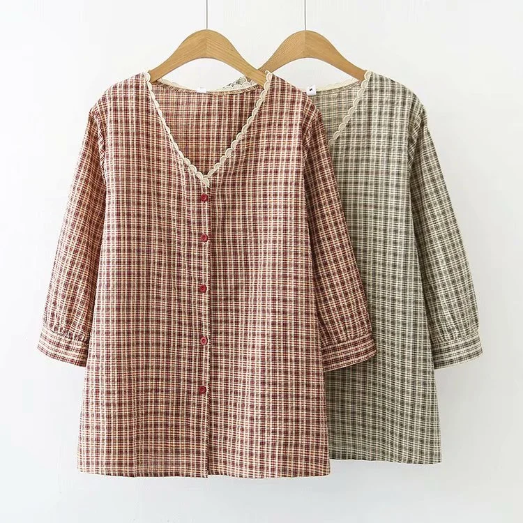 A Loose, Slouchy Shirt With Three-quarter Sleeves