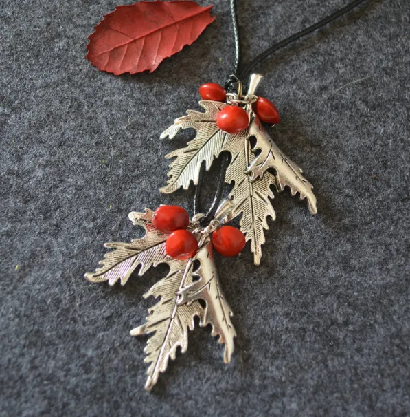 Red bean maple leaf tassel sweater chain