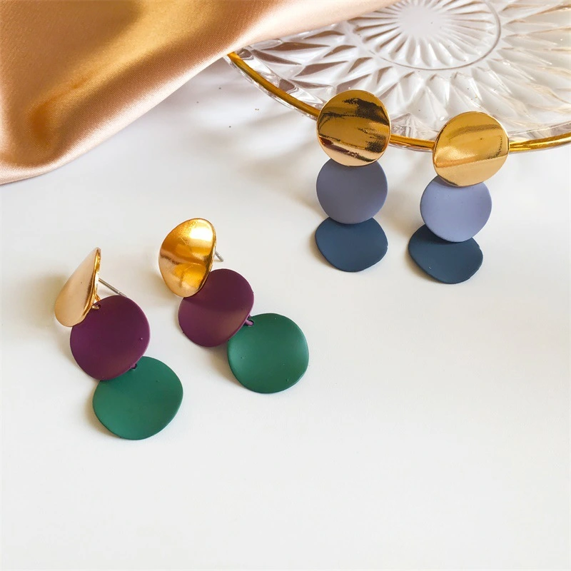 Metal disc frosted stitching contrast color earrings