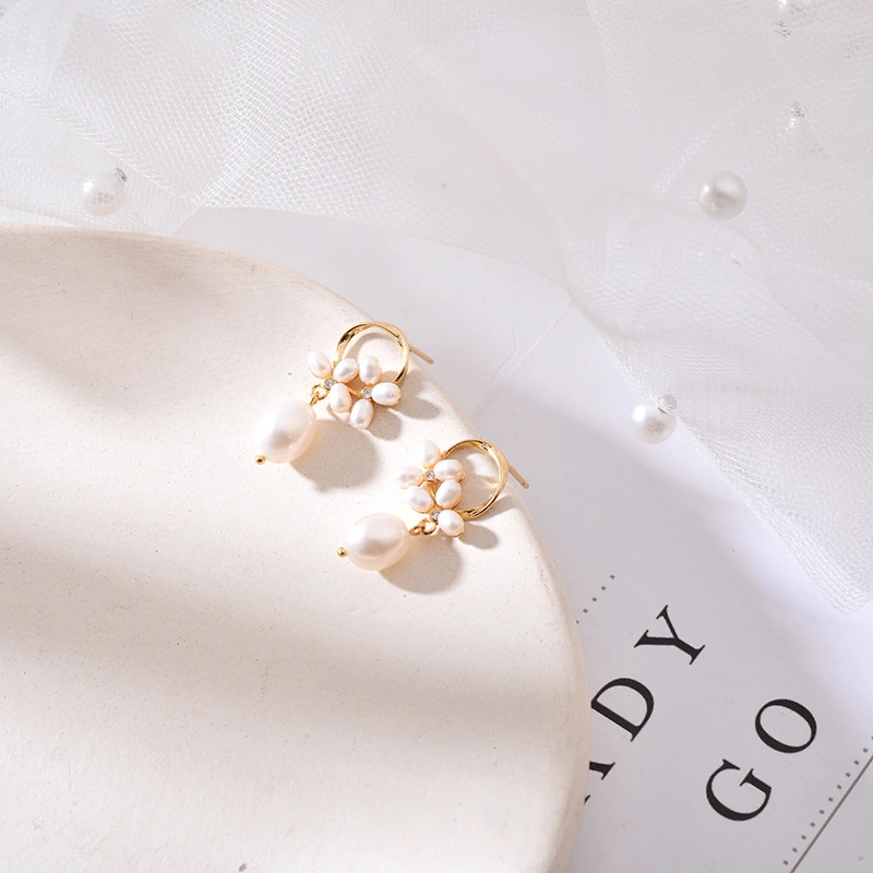 Natural Freshwater Rice Pearl Earrings With Gentle Temperament