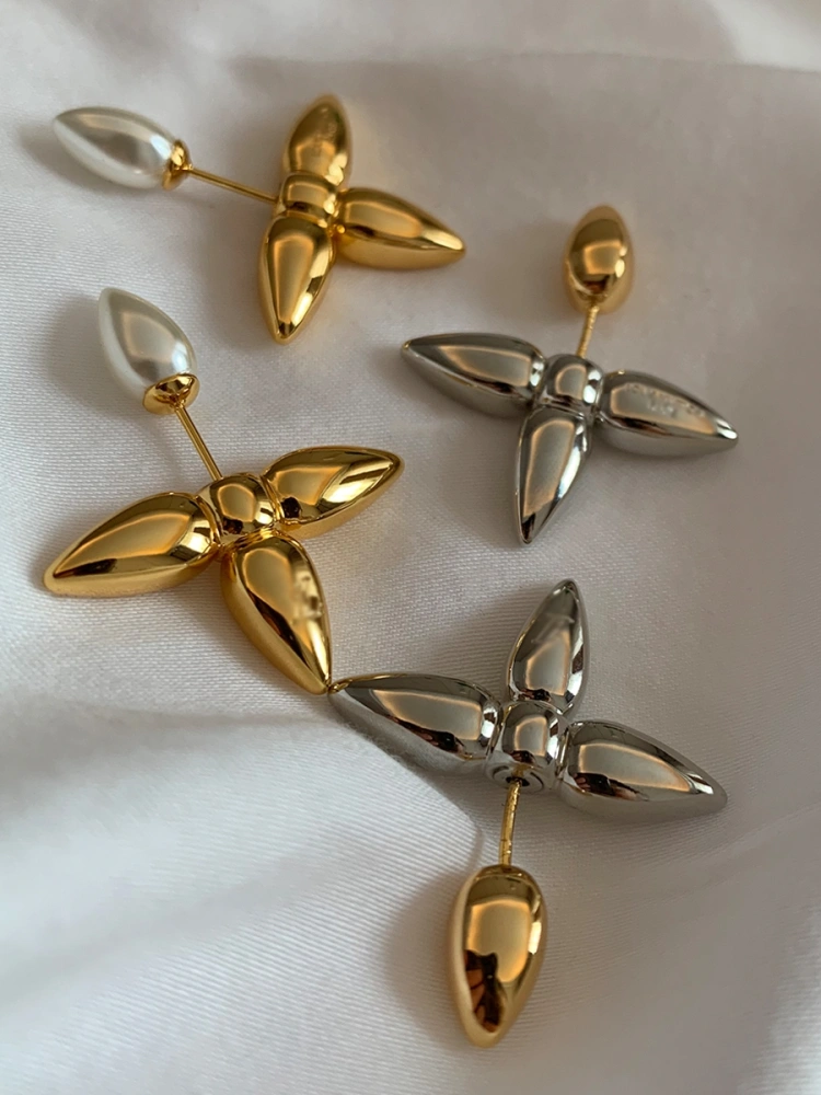 Gold And Silver Contrast Color Four-leaf Clover Cross Petal Dart