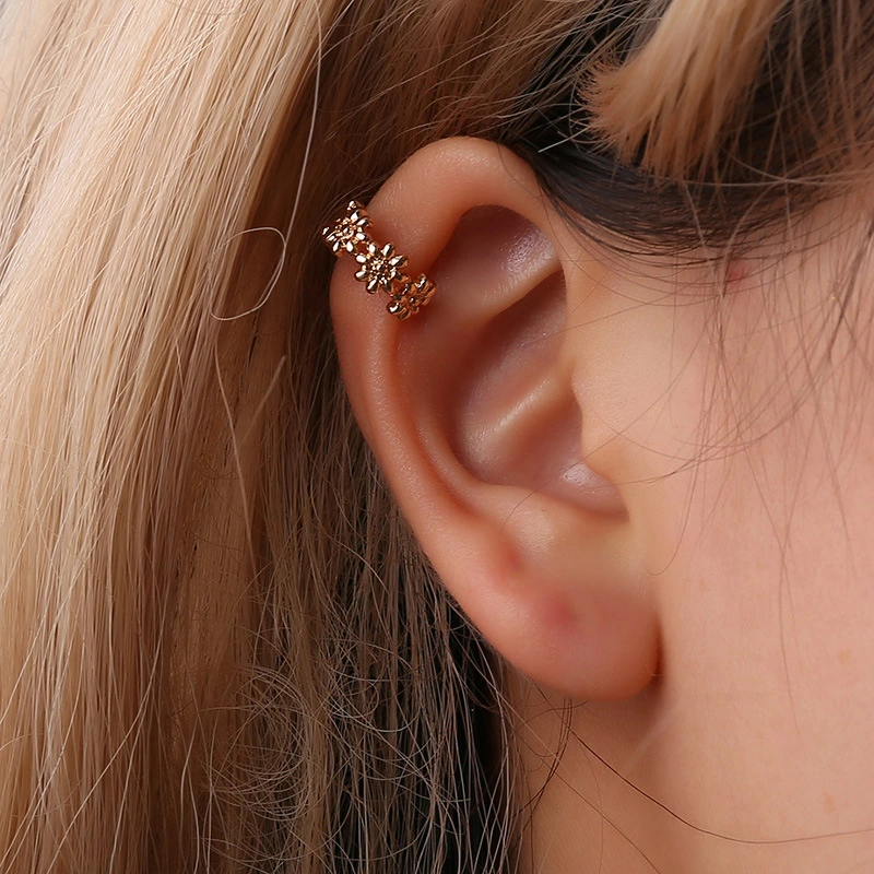 Small Daisy Flower Curved Ear Clip