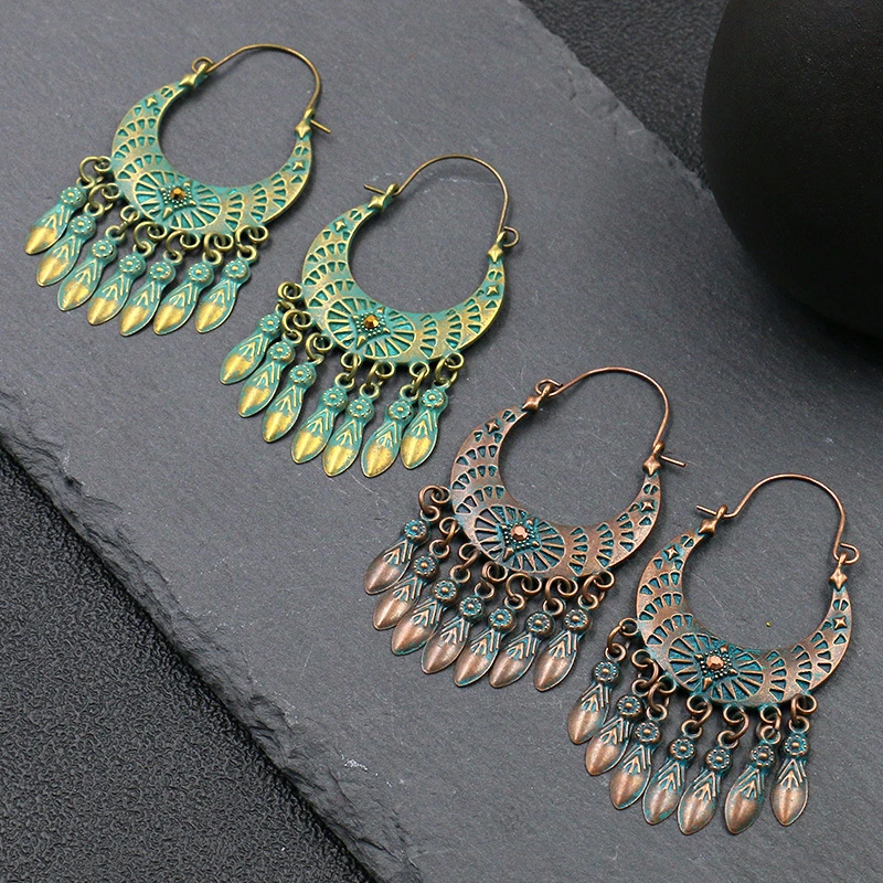 U-shaped carved pattern earrings