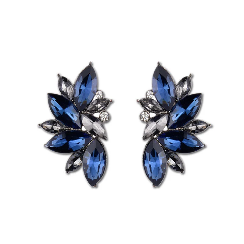 Flower-shaped diamond earrings