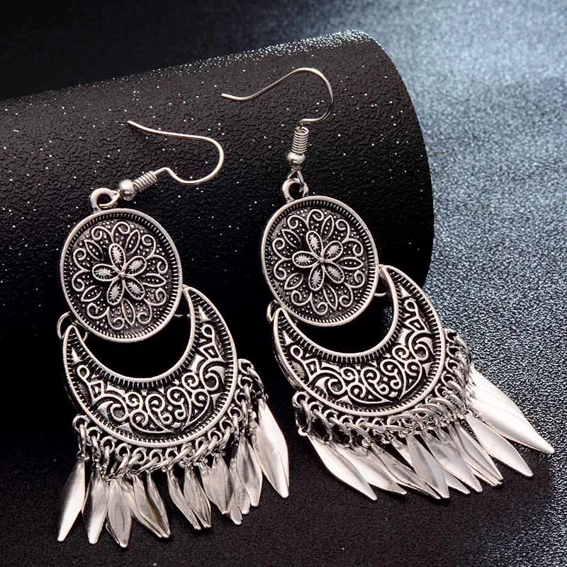 Flower fringed round earrings