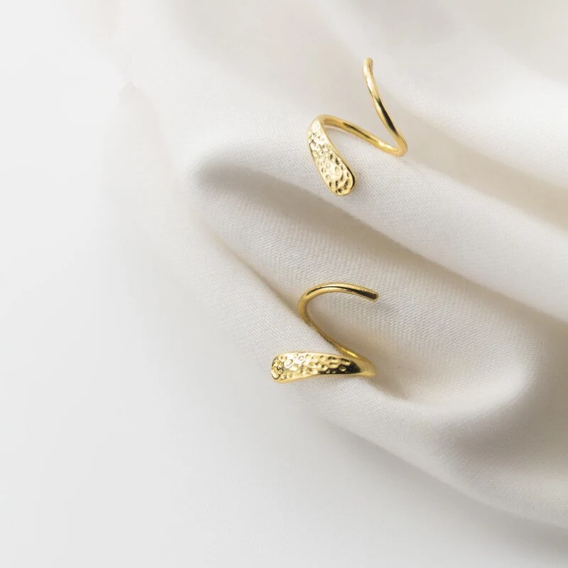 Temperament line spiral earrings