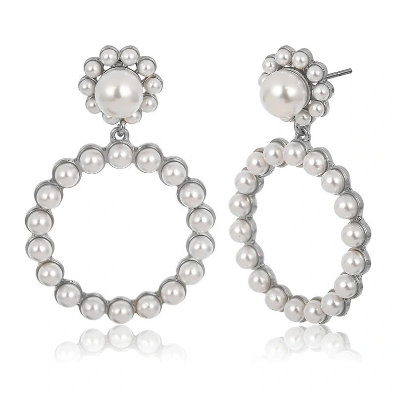 Atmospheric circle pearl earrings