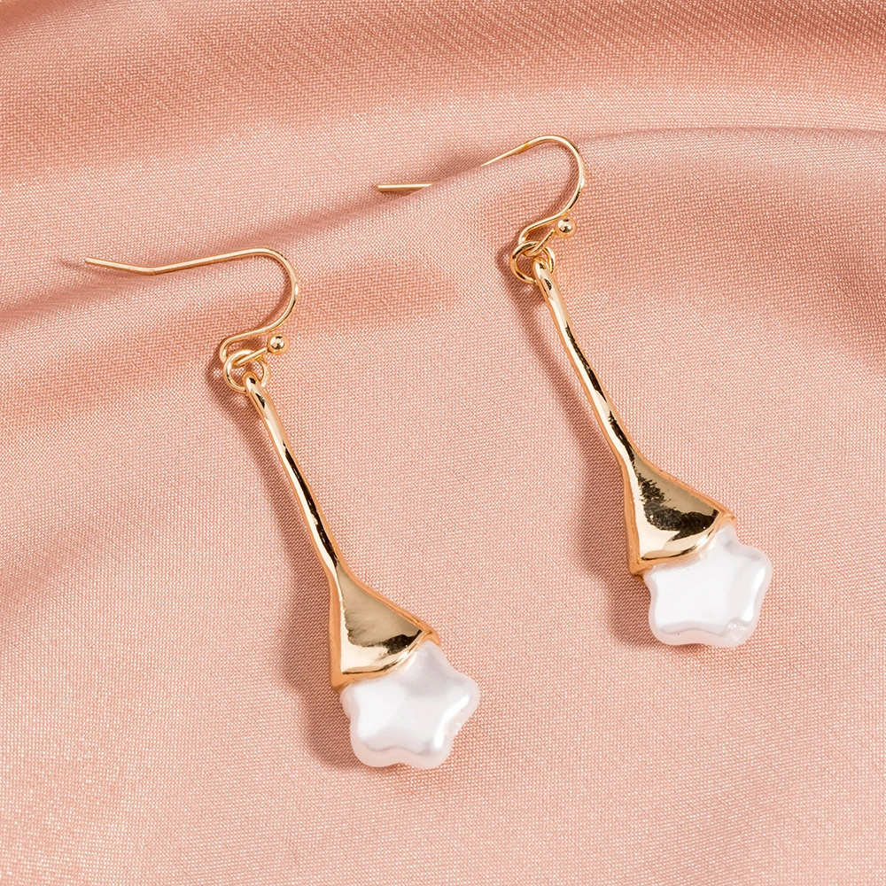 Five-pointed star Pearl earrings with metallic texture