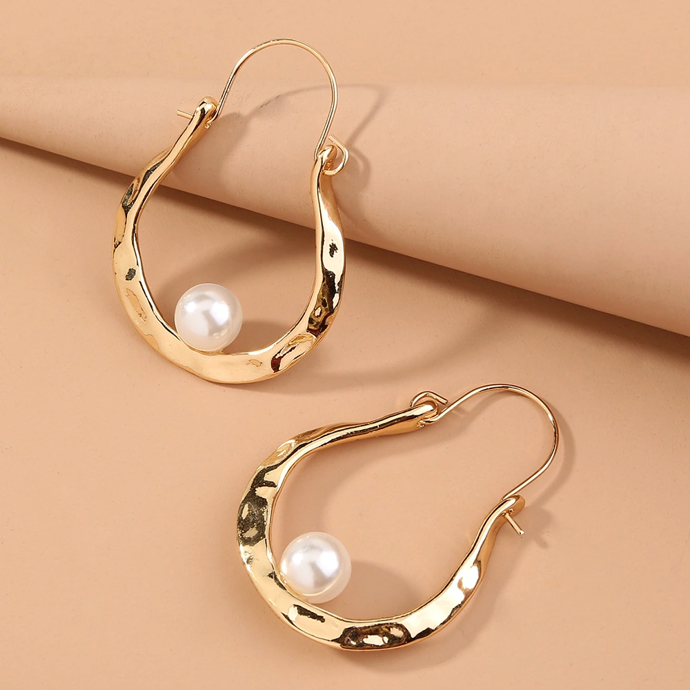 The u-shaped earrings are simple, fashionable, elegant, simple, pearl earrings