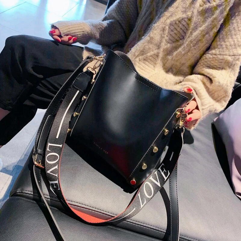 Wide shoulder strap one-shoulder messenger bag