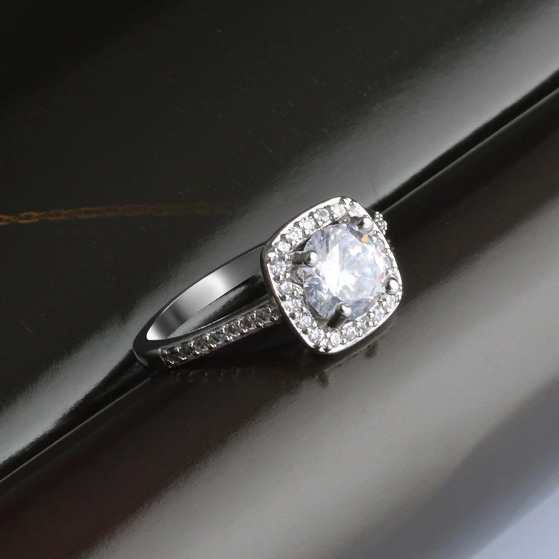 Fashion Simple Elegant Inlaid Zircon Ring