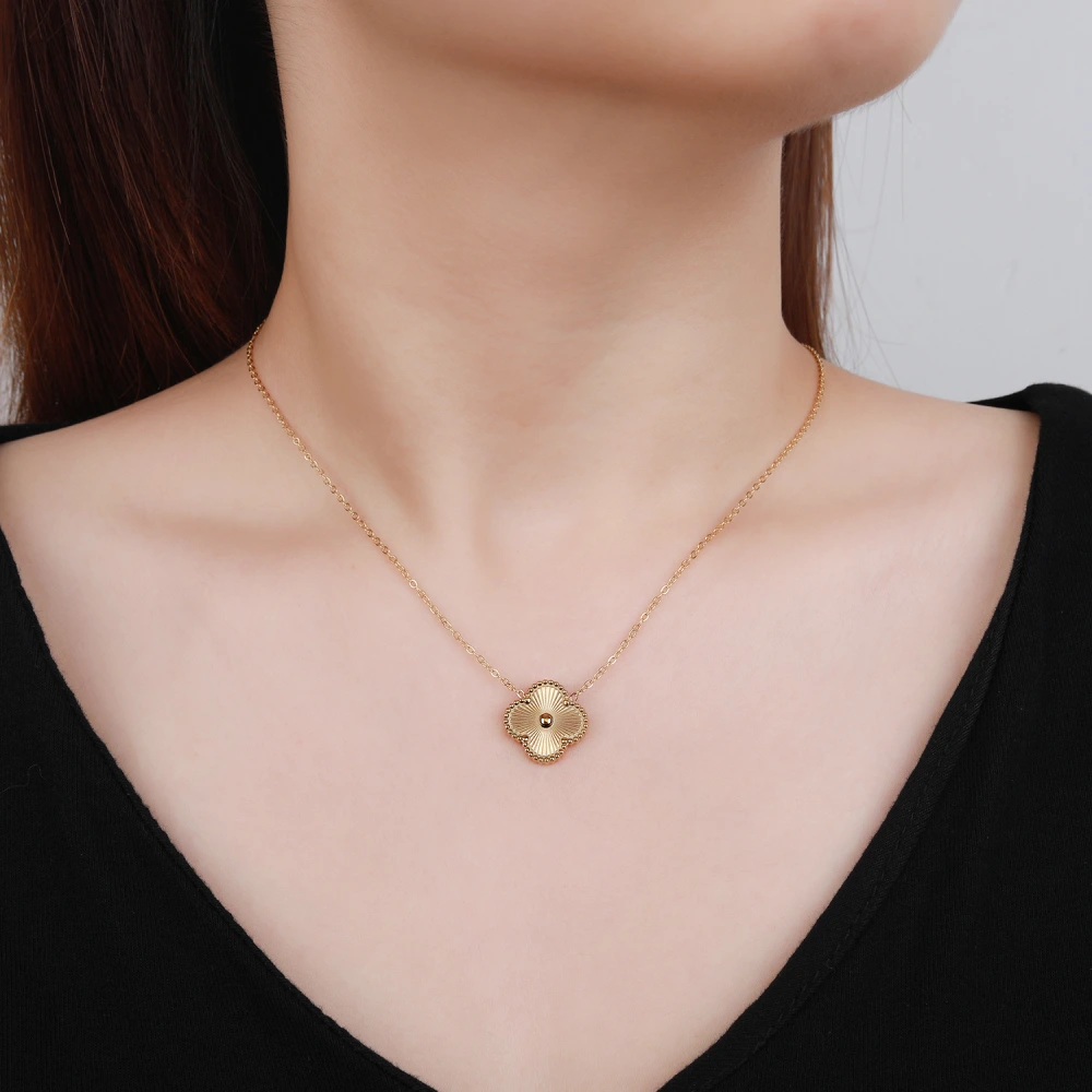 Women's Temperament Simple Flower Shape Pendant Clavicle Chain