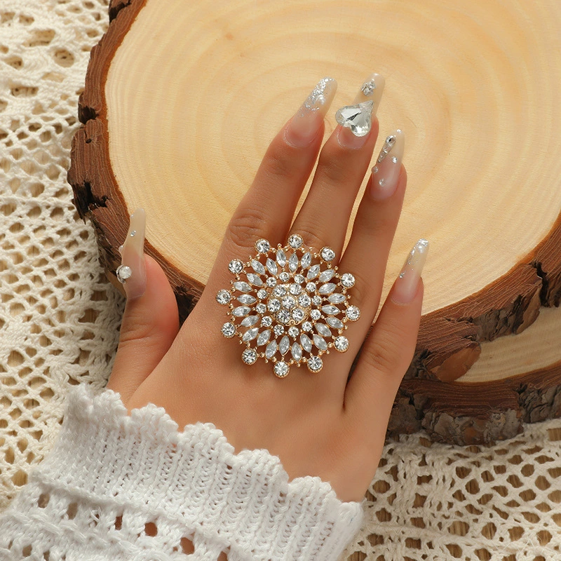 French Retro Fashion Creative Design Exaggerated Environmentally Friendly Alloy Ring