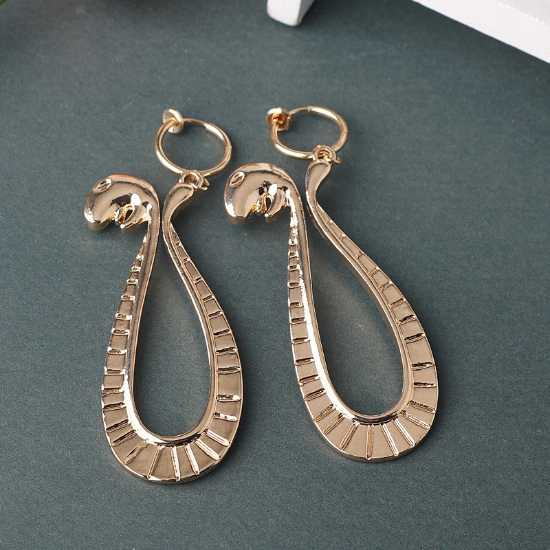 European And American Alloy Earrings Have No Ear Holes