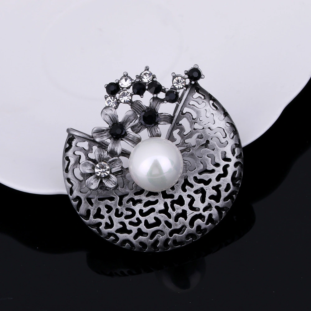 Popular Hollow Rhinestone Pearl Brooch