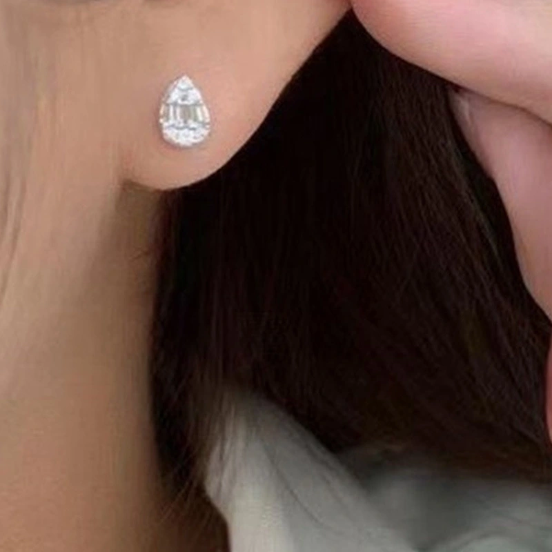 Light And Luxurious Sparkling Zirconia Earrings