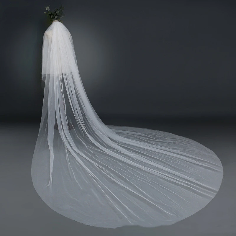 Bridal Wedding Veil With Wide Trailing Tail