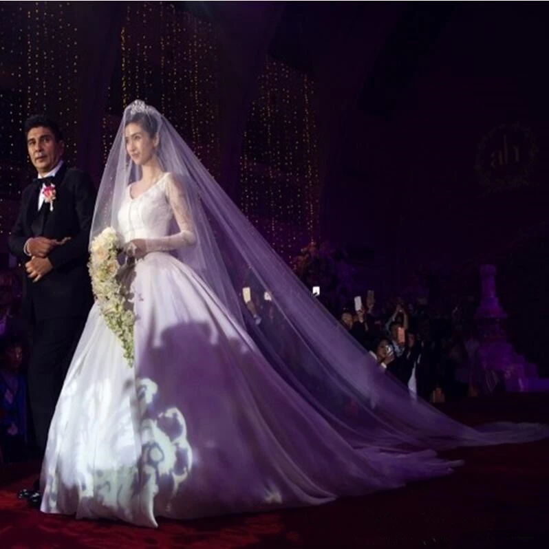 Bridal Wedding Veil With Wide Trailing Tail