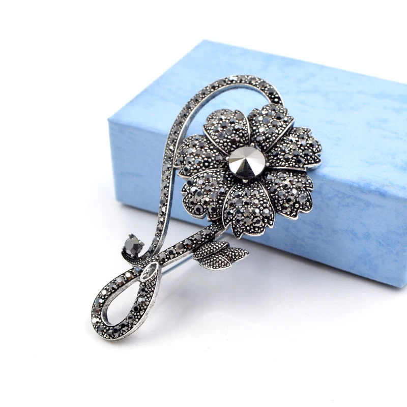 Women's Fashion Flower Brooch With Diamonds