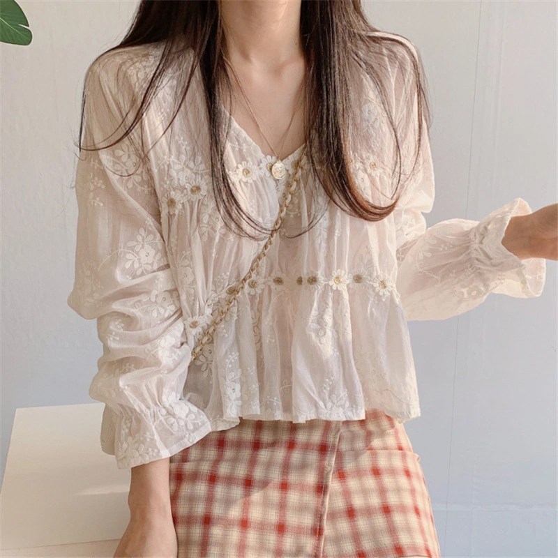 V-neck Girl Feeling Wear Lace Three-dimensional Small Daisy Top