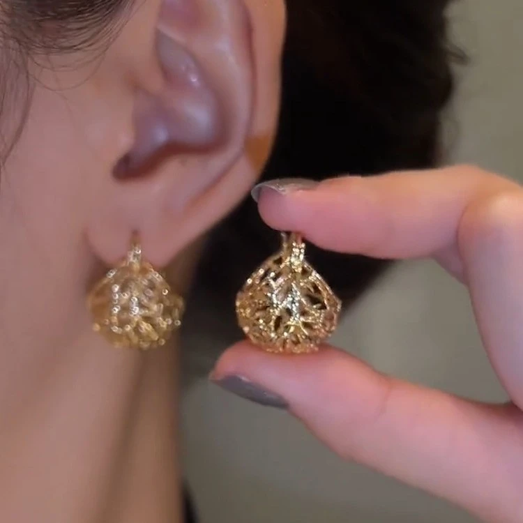 Design Luxury Earrings With Unique Temperament