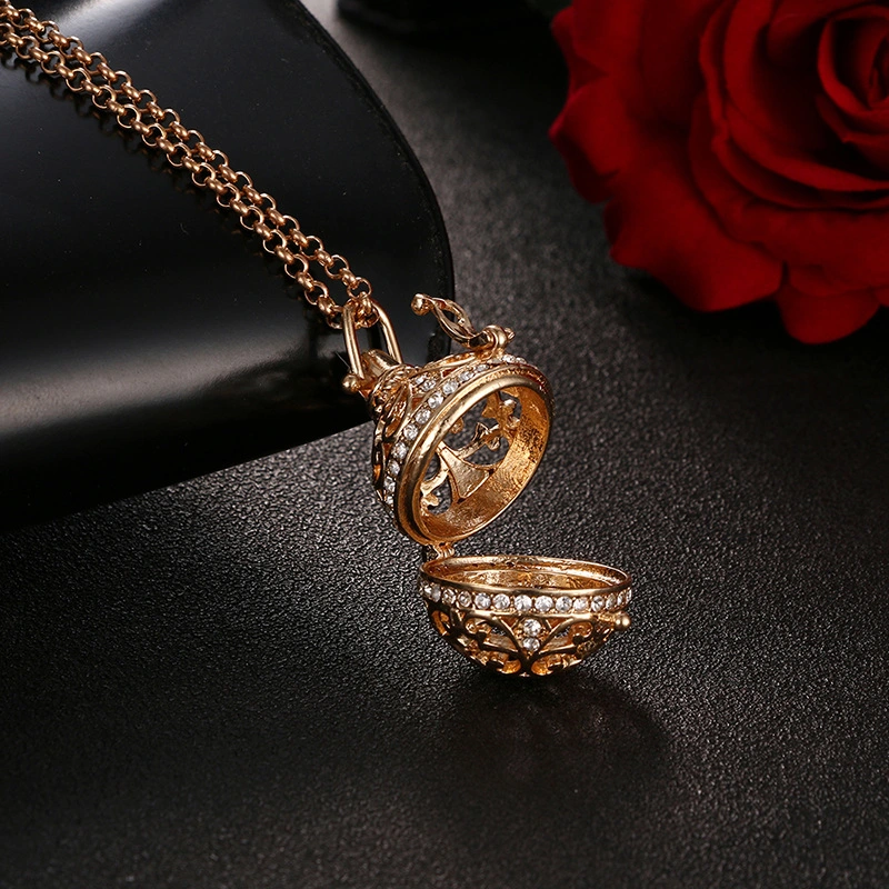 Men's And Women's Fashion Simple Hollow Out With Diamond Pendant Necklace