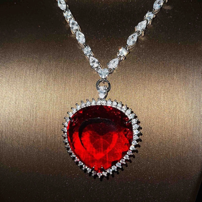 Women's Oversized Heart-shaped Clavicle Necklace