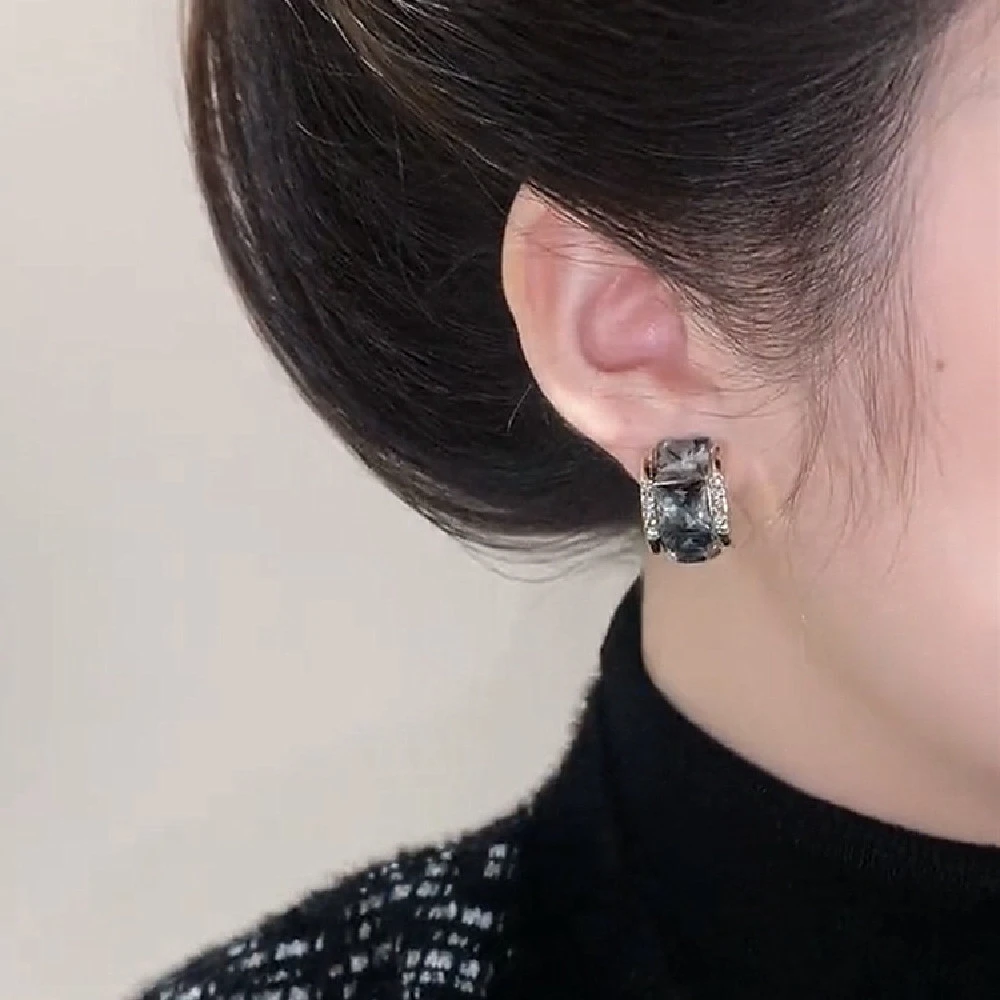 Temperament Celebrity Grey Crystal Ear Buckle