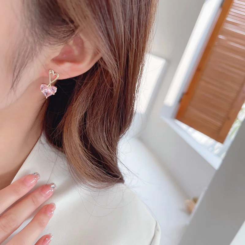 Women's Fashionable And Temperamental Love-shaped Earrings