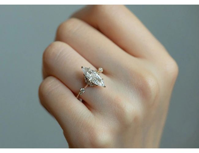 French Retro Diamond Shape Large Grain White Crystal Ring Pure Aesthetic