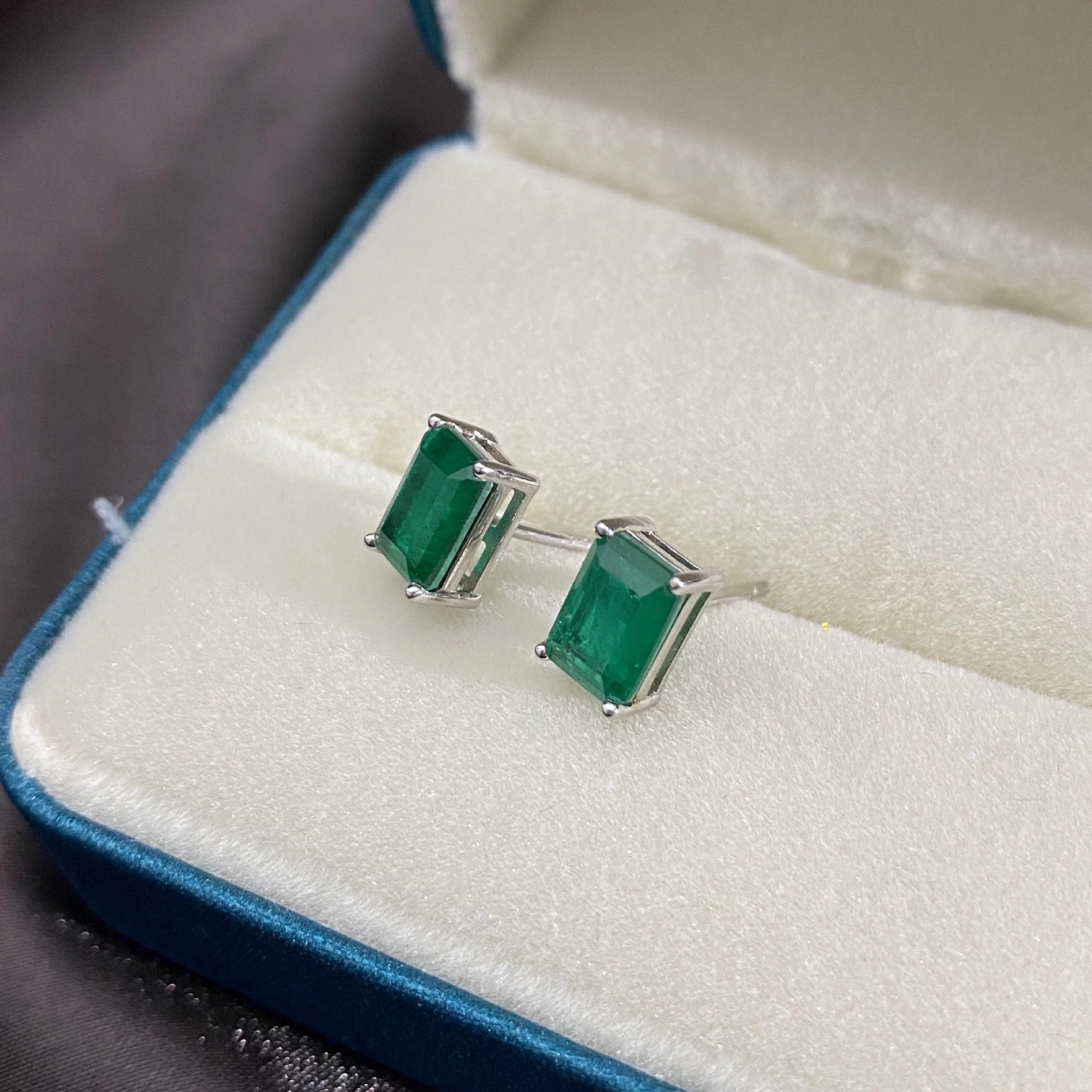 Hot Sale S925 Sterling Silver Emerald Stud Earrings