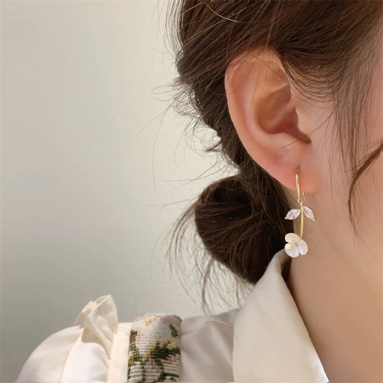 Temperament Light Luxury High-end Pearl Shell Flower Ear Hook