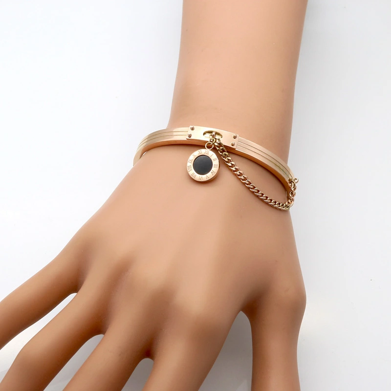 Fashionable Stainless Steel Hanging Round Shell Rivet Buckle Bracelet