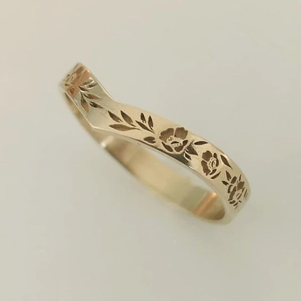 Simple Diamond V-shaped Wreath Ring