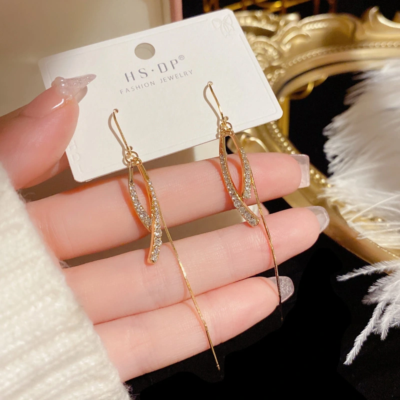 Simple Diamond Cross Long Tassel Ear Line