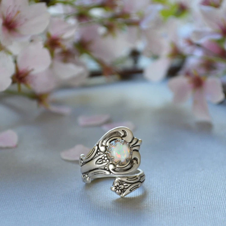 Women's Fashion Vintage Floral Engraved Ring