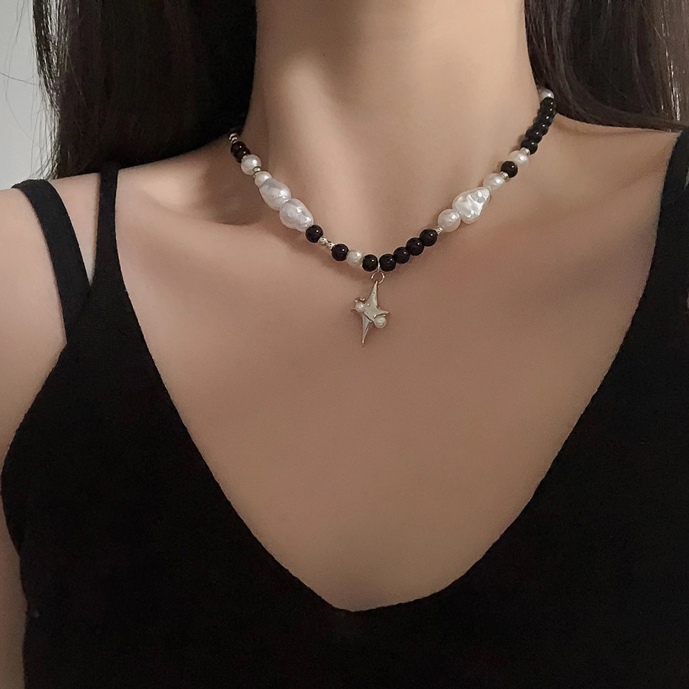 Women's Star Surrounded Black And White Pearl Necklace