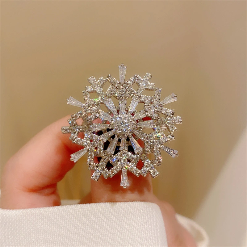 Advanced Sense Stereo Snowflake Zircon Rotary Brooch